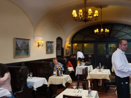 【匈牙利】餐厅招女服务员