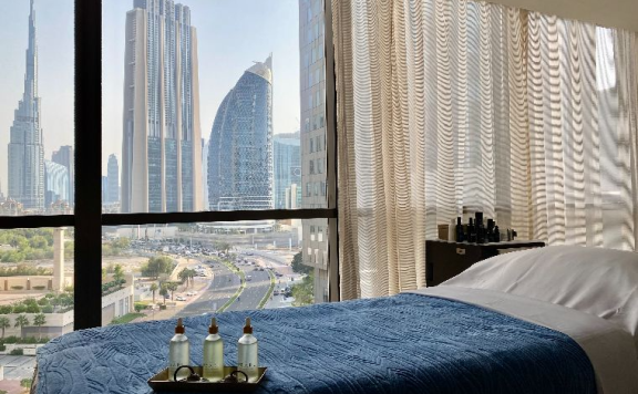 迪拜工作：大型正规沙龙招美容师按摩足疗师